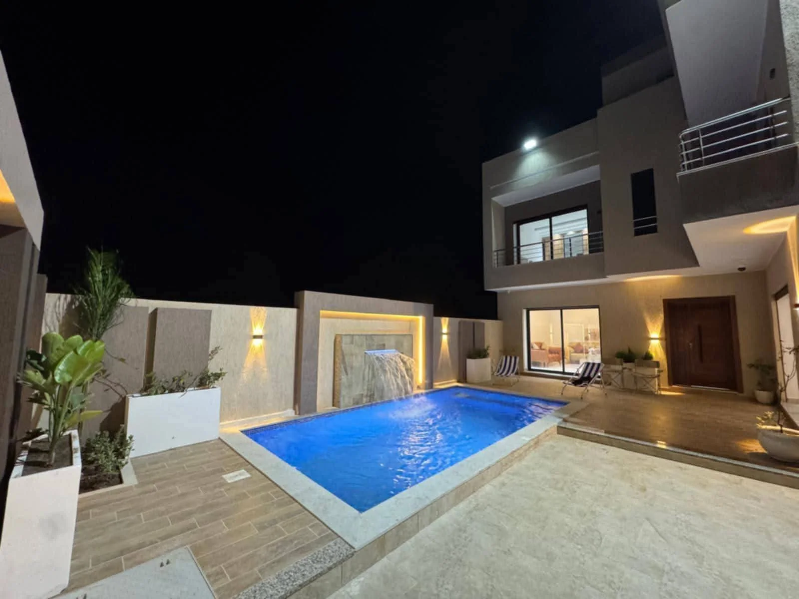 Villa avec piscine composée de deux salon et 3 chambres 1